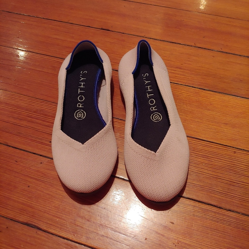 Pale pink round-toed Rothys flats